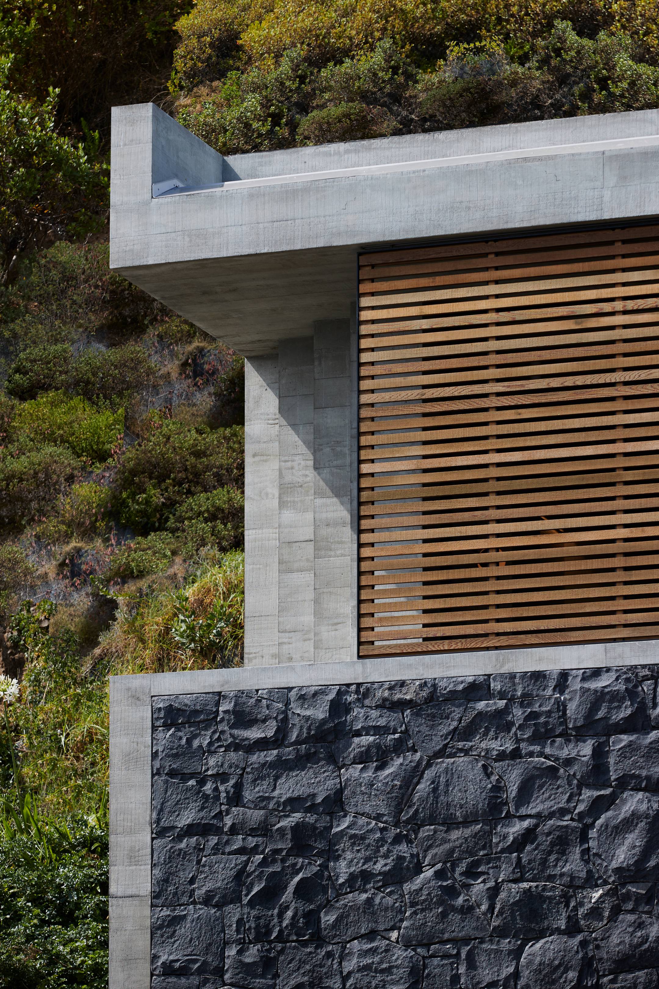 Onetangi Cliff house by Herbst Architects
