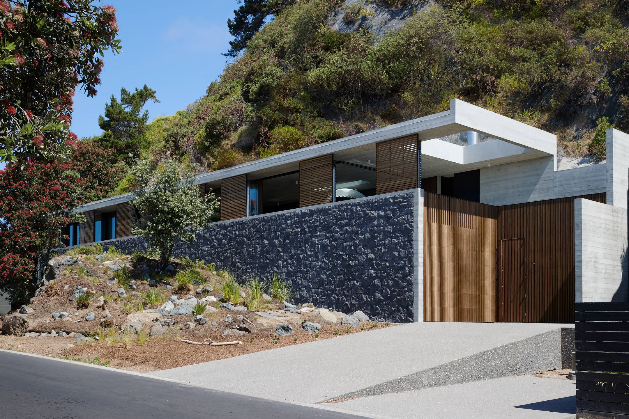 Onetangi Cliff house by Herbst Architects